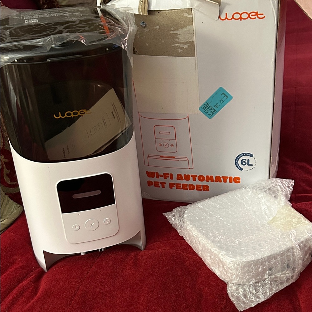 White Wi-Fi Automatic Pet Feeder